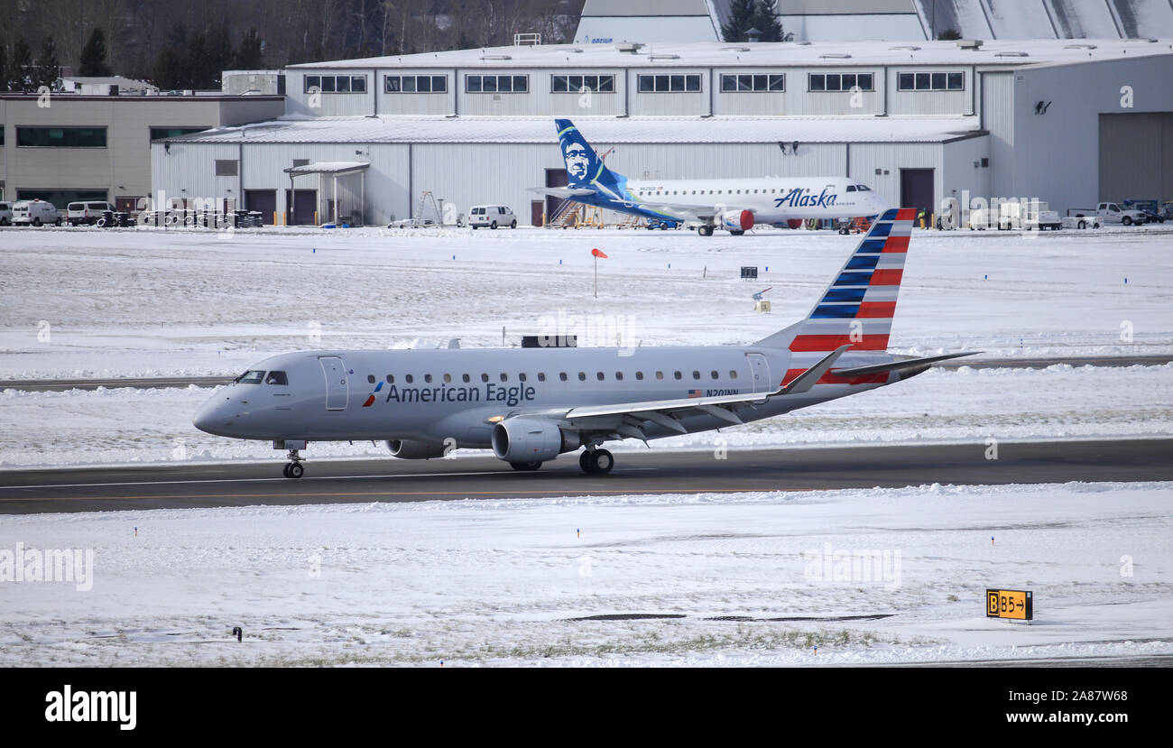 Portland, Oregon / USA Febbraio 2019: Un American Eagle Embraer ERJ175 operati da compagnie aeree bussola rallentamento sulla pista di Portland Internation Foto Stock