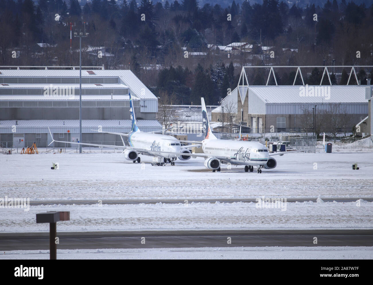 Portland, Oregon / USA Febbraio 2019: due Alaska Airlines Boeing 737NG aeromobili parcheggiati in un remoto posto parcheggio all'Aeroporto Internazionale di Portland (PDX Foto Stock
