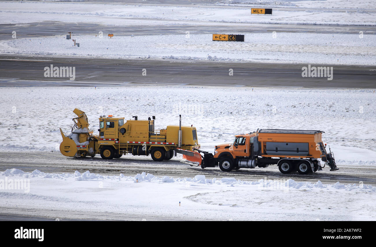 Portland, Oregon / USA Febbraio 2019: spazzaneve rimozione neve dall' aeroporto di rullaggio e piste dell'Aeroporto Internazionale di Portland (PDX) Foto Stock