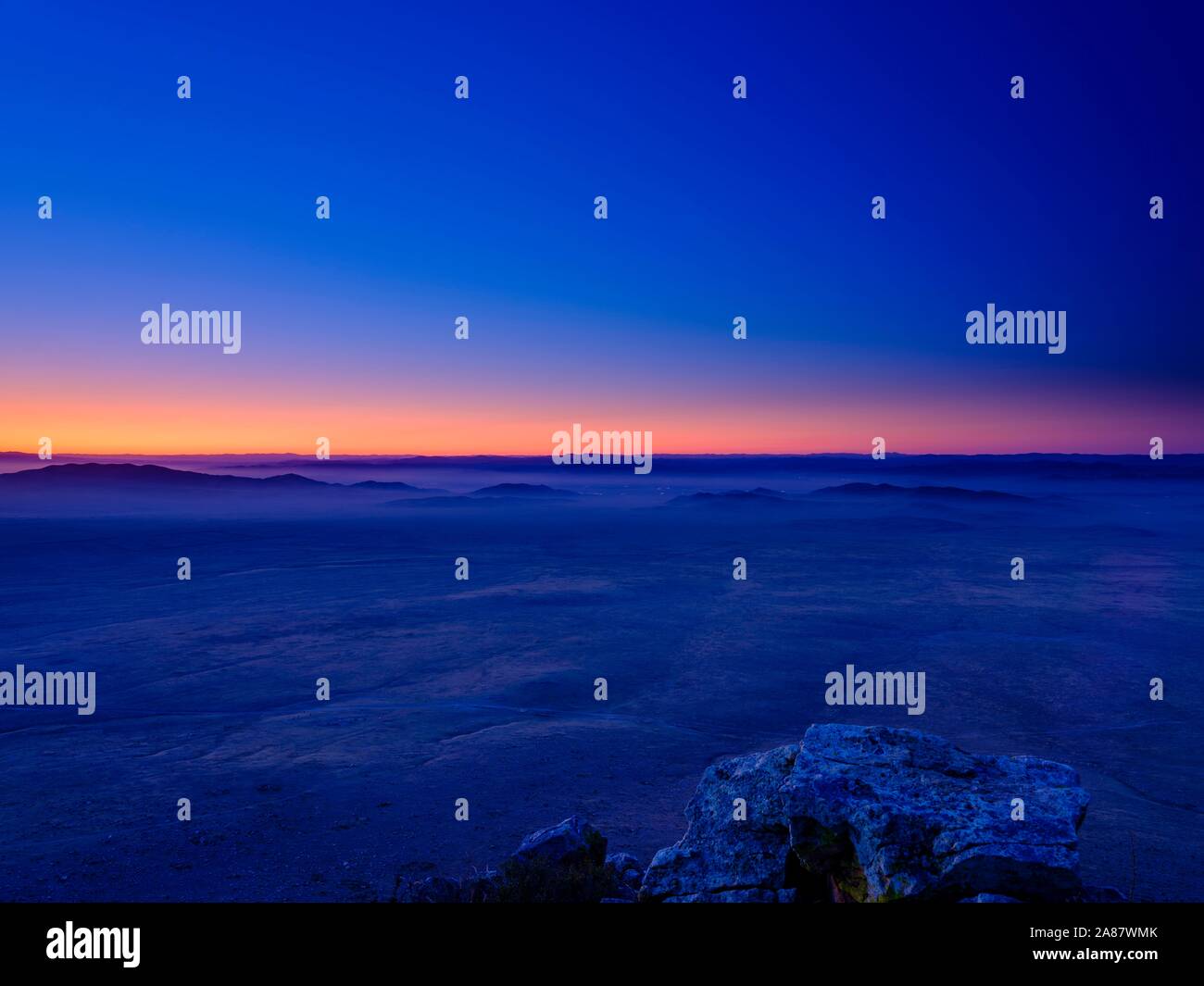 Vista da un vertice per la steppa mongola al blue ora, trainare Aimag, Provincia di traino, Mongolia Foto Stock