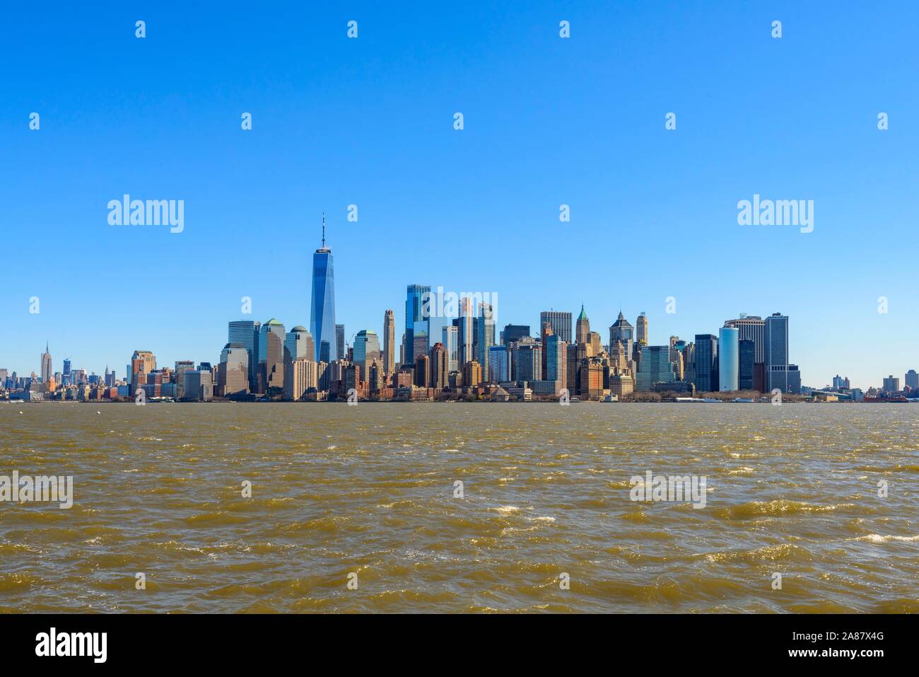 Vista da Ellis Island per lo skyline di Manhattan con grattacieli di New York City, New York, Stati Uniti d'America Foto Stock