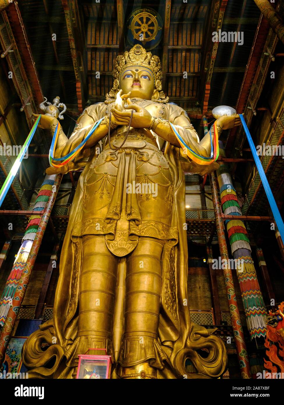 26 metro alto statua della dea Janraisig, Sanscrito Avalokiteshvara, nel monastero Gandan, Migjid Janraisig somma, Gandan Khiid, Ulan Bator Foto Stock