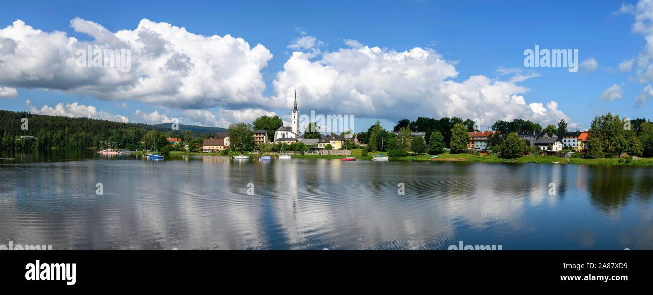 Frymburg, Friedberg con la chiesa di San Bartolomeo a Lipno serbatoio, Boemia del Sud, Repubblica Ceca Foto Stock