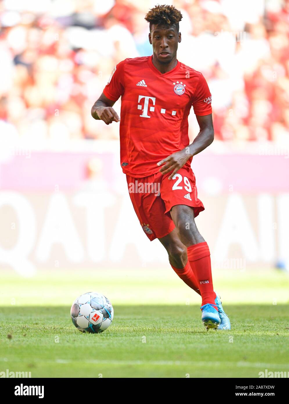 Kingsley Coman FC Bayern Monaco di Baviera sulla sfera, stadio Allianz Arena di Monaco di Baviera, Germania Foto Stock