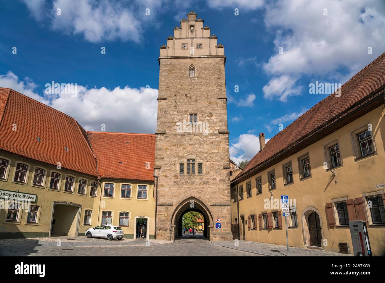 Rothenburger Tor nella città vecchia di Dinkelsbuhl, Media Franconia, Baviera, Germania Foto Stock