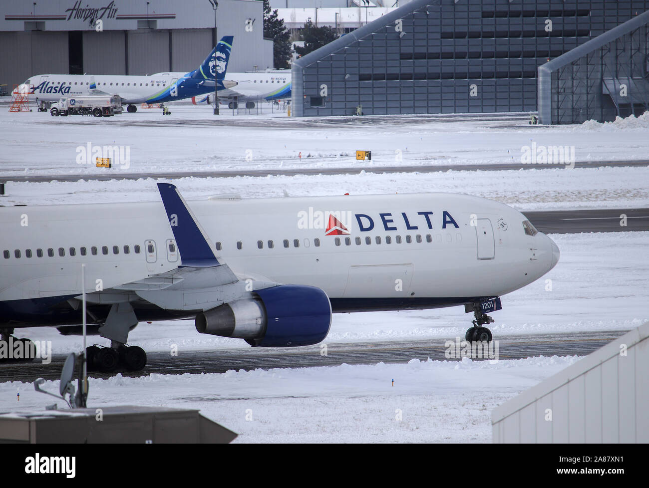 Delta Airlines Boeing 767-300ER rullaggio al suo gate dopo lo sbarco in un giorno di neve all'Aeroporto Internazionale di Portland. Portland, Oregon, Stati Uniti d'America / Febbraio 20 Foto Stock
