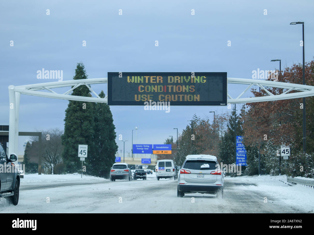 In inverno le condizioni di guida, utilizzare il simbolo di attenzione indica che è pericoloso per la guida in presenza di neve e di strade ghiacciate. Portland, Oregon, Stati Uniti d'America / Febbraio 2019. Foto Stock