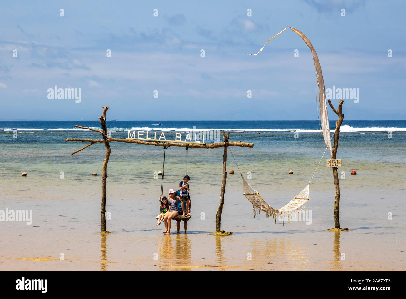 Spiaggia con swing di Melia Hotel a Nusa Dua, Bali, Indonesia, Asia sud-orientale, Asia Foto Stock