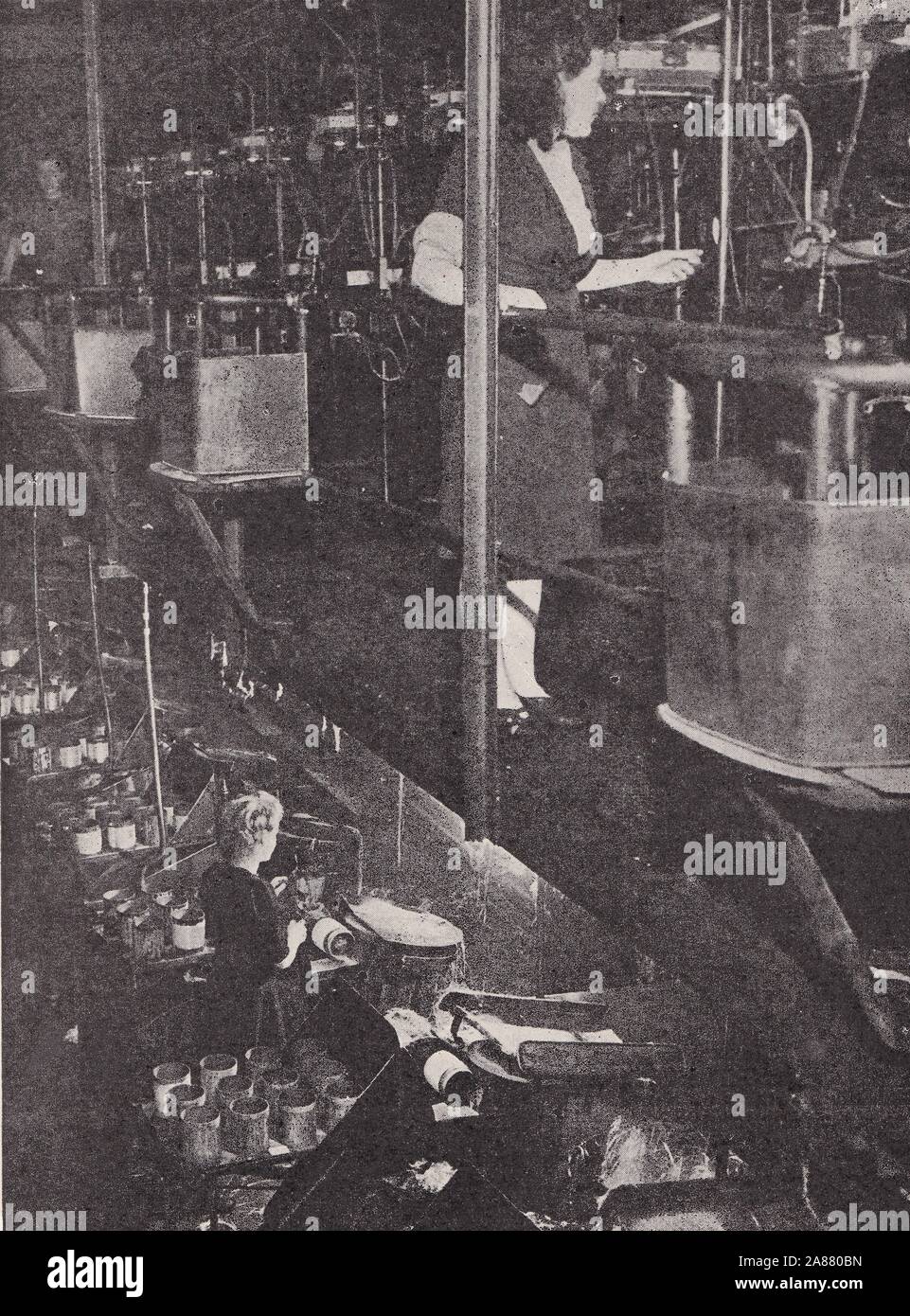 Il vetro rotto di abito da sera - la filatura o disegno di fili di vetro. 1940s /1950s. La filatura di filamenti di vetro. Foto Stock