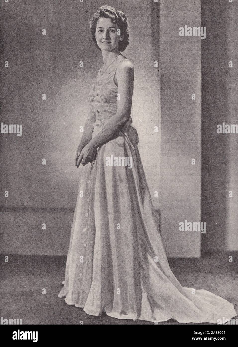 Il vetro rotto di abito da sera - la filatura o disegno di fili di vetro. 1940s /1950s. Donna che indossa un abito realizzato dai sigg. Vetroresina Ltd di Glasgow. Foto Stock