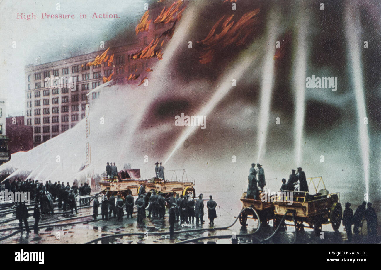 Vintage cartolina di Vigili del Fuoco in azione con i tubi flessibili su un alto luogo probabilmente a New York STATI UNITI D'AMERICA inviato nel 1911 Foto Stock