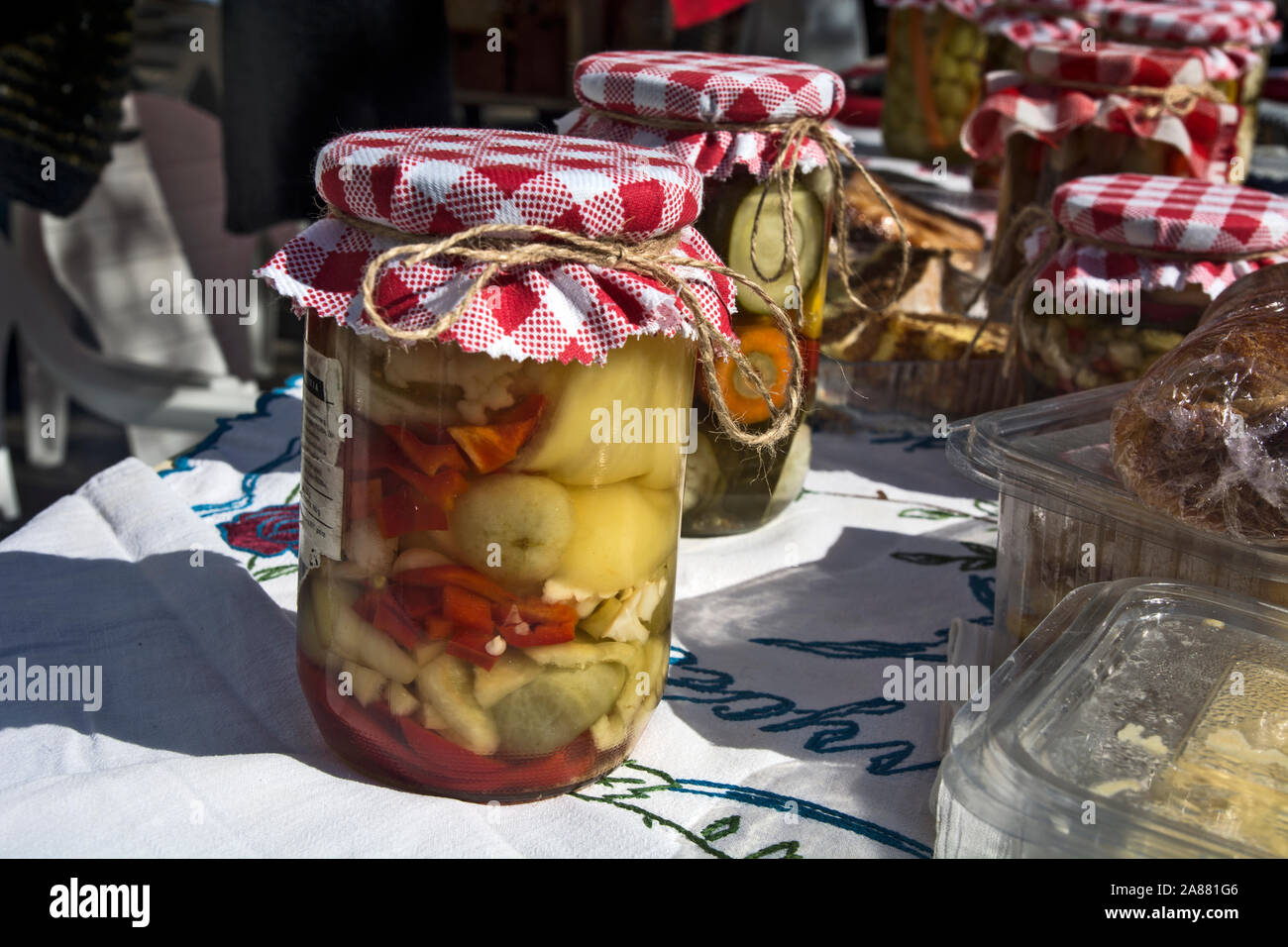 Villaggio Tradizionale fiera alimentare e mostrava la verdura e la frutta in vasi così come altri prodotti. Foto Stock