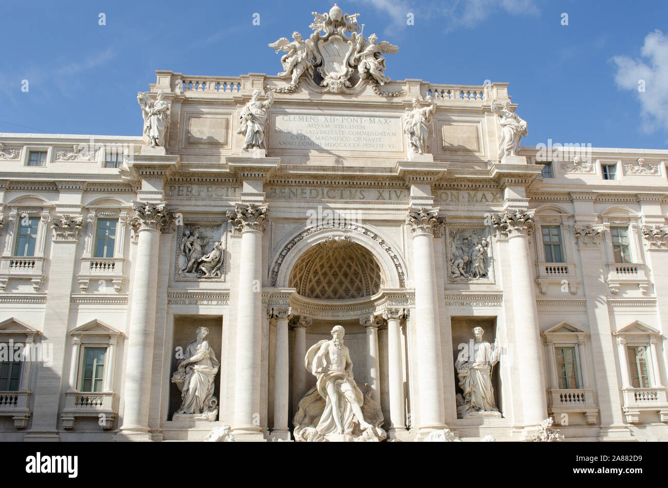 Vista frontale della famosa fontana di Trevi Foto Stock