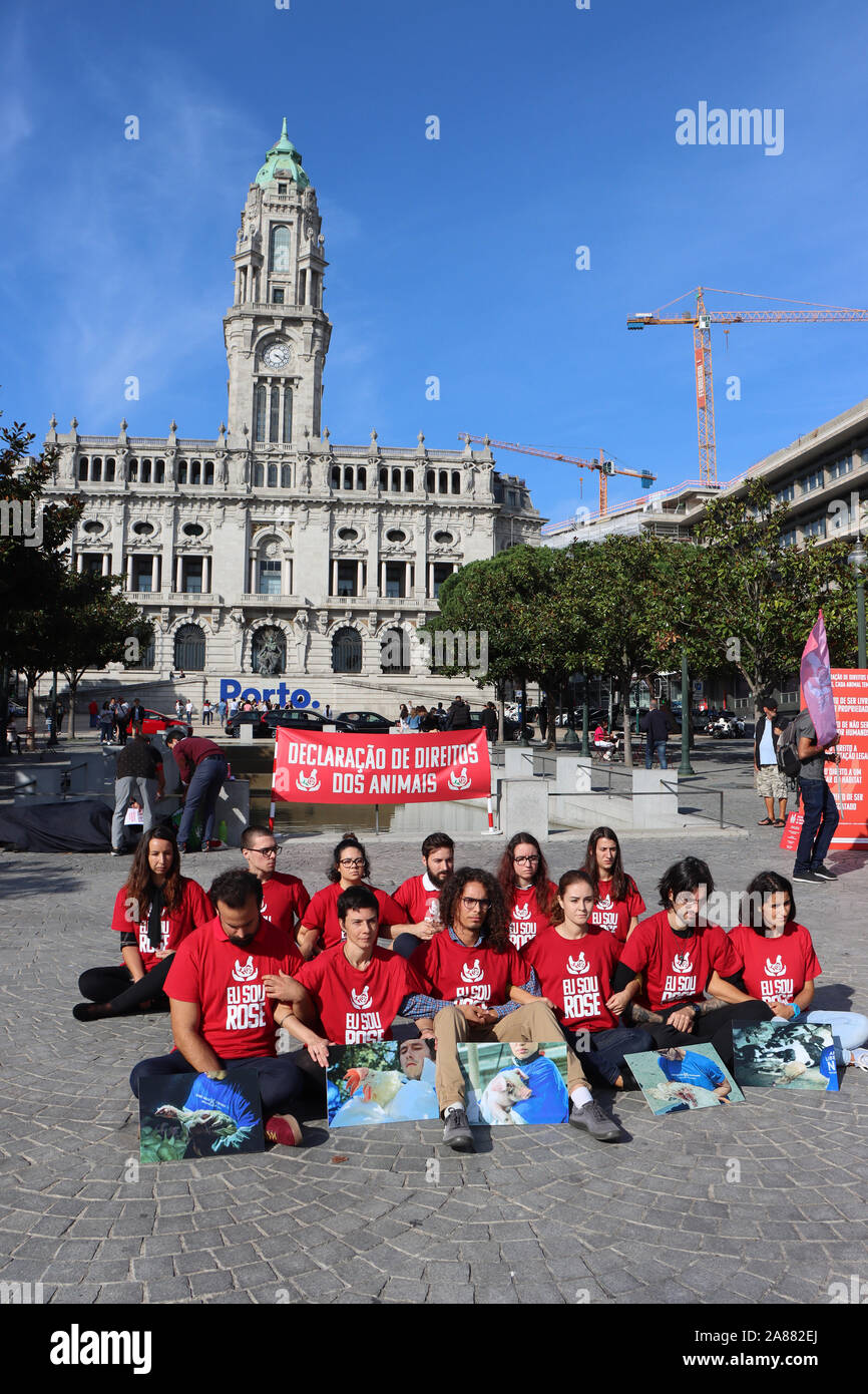 Porto, Portogallo - 05 Ottobre 2019: un gruppo di giovani attivisti protestano per i diritti degli animali. Lotta per gli animali. Foto Stock
