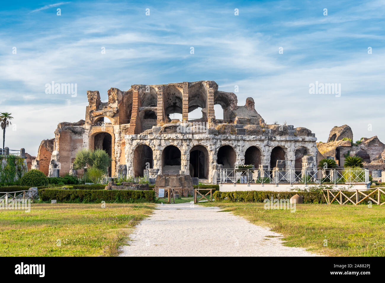 I resti dell'anfiteatro romano situato nell'antica Capua, Caserta, Italia meridionale. È la seconda più grande anfiteatro romano in Italia Foto Stock