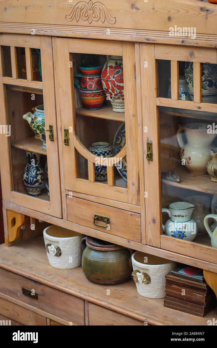 Cucina in legno armadio con piastre in ceramica e pentole in cucina in Serbia Foto Stock