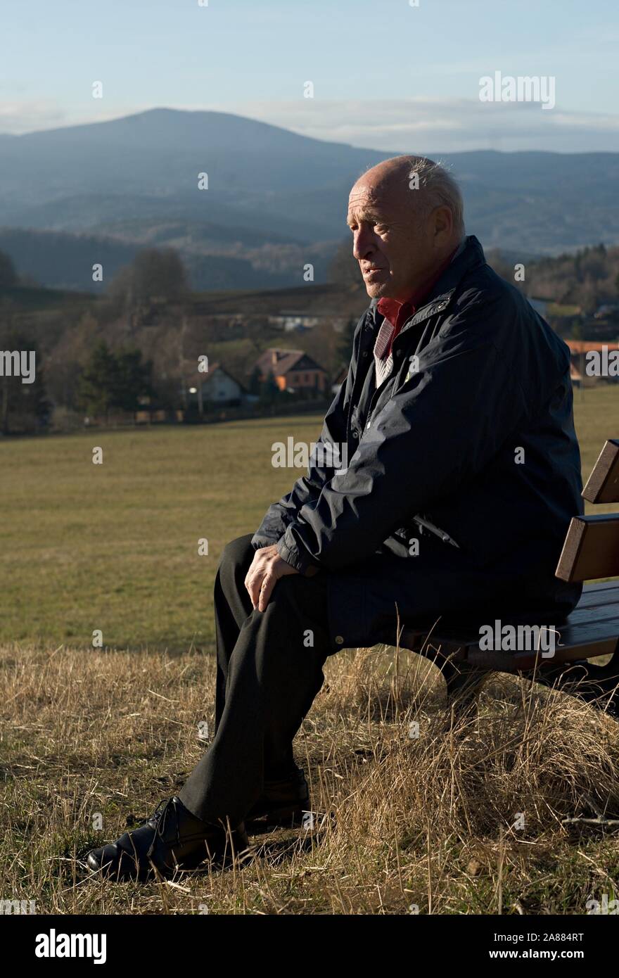 ***Dicembre 23, 2015, FILE FOTO*** Ultimo cecoslovacco di primo ministro Jan Strasky morì all'età di 78 oggi, il 6 novembre 2019, Jan Havelka, presidente onorario della Repubblica ceca turisti Club (KCT), che è stata presieduta da Strasky prima, detto ai giornalisti oggi, facendo riferimento alla famiglia e conferma le informazioni di Denik. Dopo la Cecoslovacchia suddiviso in 1993, Strasky servito come il trasporto e più tardi ministro della sanità del governo ceco. Egli è stato un membro della nazionale ceca del Consiglio e della Camera dei Deputati, membro del Civico partito democratico (ODS) e più tardi della libertà U Foto Stock