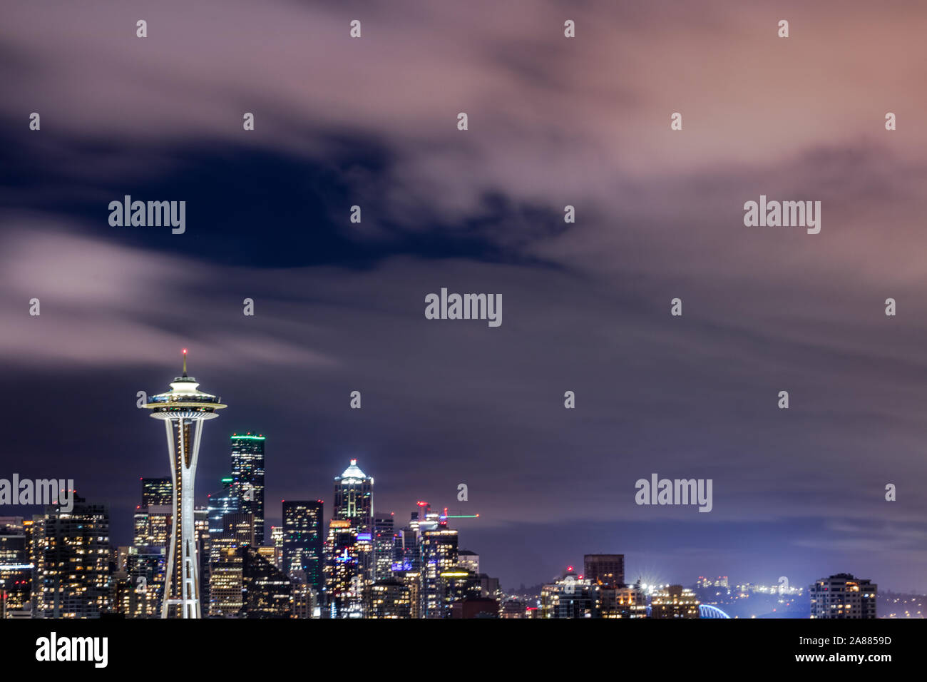 Nuvoloso Seattle skyline notturno. Copyspace raccolto Foto Stock