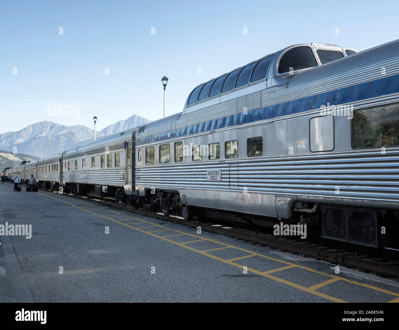 Auto osservazione del canadese, tramite la ferrovia trans Canada treno da Vancouver a Toronto, alla stazione di Jasper, Alberta, Canada Foto Stock