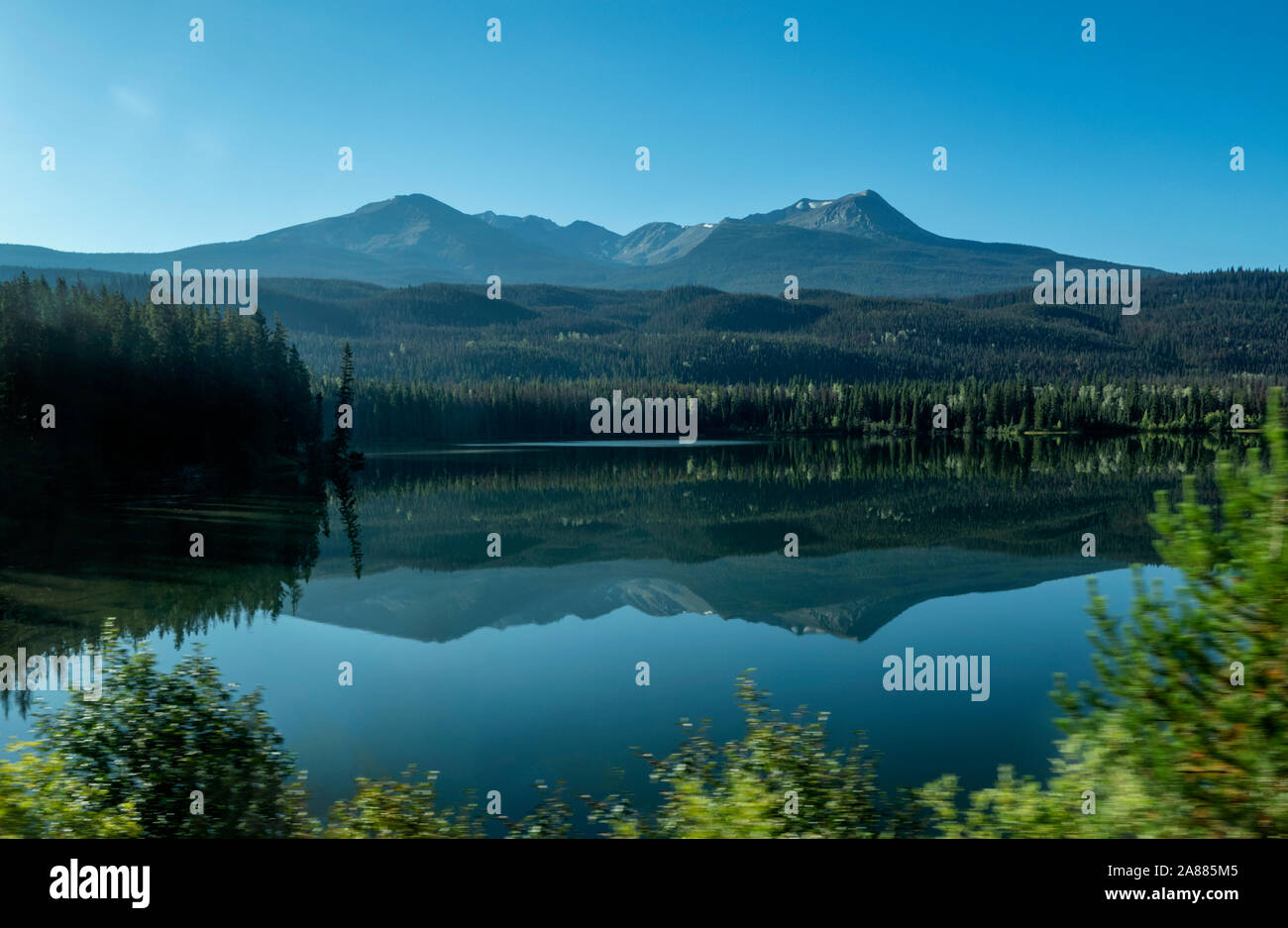 Lago Yellowhead, British Columbia, il Parco Nazionale di Jasper, Canada, preso dal canadese, tramite la ferrovia trans Canada treno da Vancouver a Toronto Foto Stock