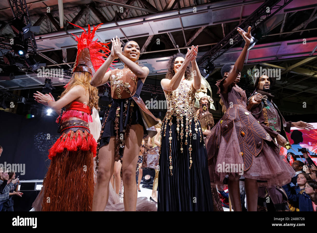 Parigi, Francia. 02 Nov, 2019. Abiti mostra in occasione del venticinquesimo anniversario del Salon du Chocolat organizzato per i bambini della fondazione in Africa. Foto Stock