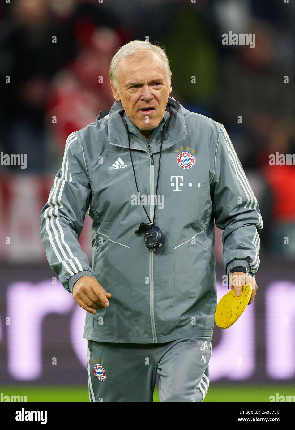 Champions League, Munich-Piraeus, Monaco di Baviera il 6 novembre 2019. Hermann GERLAND, (Der Tiger) FCB assistant coach, Leiter des FCB Campus , half-size, ritratto, FC Bayern Munich - OLYMPIACOS PIREO 2-0 di calcio UEFA Champions League , Monaco di Baviera, Novembre 06, 2019, STAGIONE 2019/2020, fase di gruppo ,gruppo B, FCB, Rossi, Baviera München © Peter Schatz / Alamy Live News Foto Stock