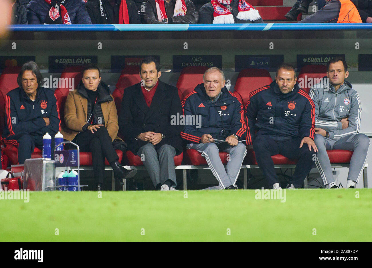 Champions League, Munich-Piraeus, Monaco di Baviera il 6 novembre 2019. Toni TAPALOVIC, Torwarttrainer FCB Hansi flick, FCB interims pullman, team manager, Hermann GERLAND, (Der Tiger) FCB assistant coach, Leiter des FCB Campus , Hasan ( ) Brazzo Salihamidzic, FCB direttore sportivo Kathleen Krueger, Teammanager FCB Dr. Hans-Wilhelm Müller-Wohlfahrt, FCB Mannschaftsarzt, FC Bayern Munich - OLYMPIACOS PIREO 2-0 di calcio UEFA Champions League , Monaco di Baviera, Novembre 06, 2019, STAGIONE 2019/2020, fase di gruppo ,gruppo B, FCB, Rossi, Baviera München © Peter Schatz / Alamy Live News Foto Stock