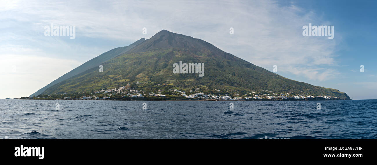 Il attivo vulcano Stromboli nord est lato abitato, giorno shot, blu cielo nuvoloso sfondo, scatto panoramico, isole eolians, Sicilia, Italia. Foto Stock