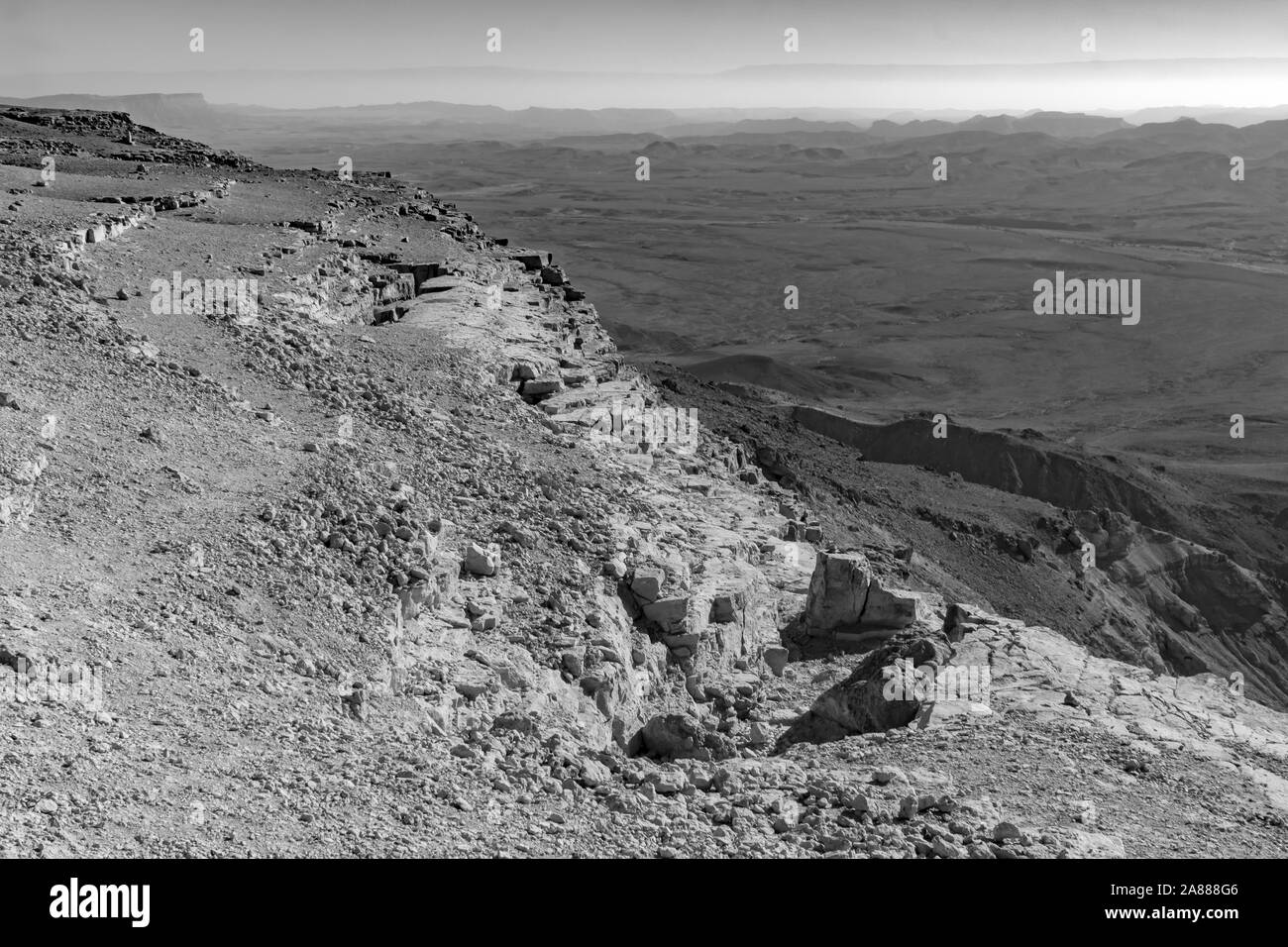 Paesaggio di Makhtesh (Cratere) Ramon, nel deserto del Negev, Israele sud. Si tratta di un rilievi geologici di un grande circo di erosione Foto Stock