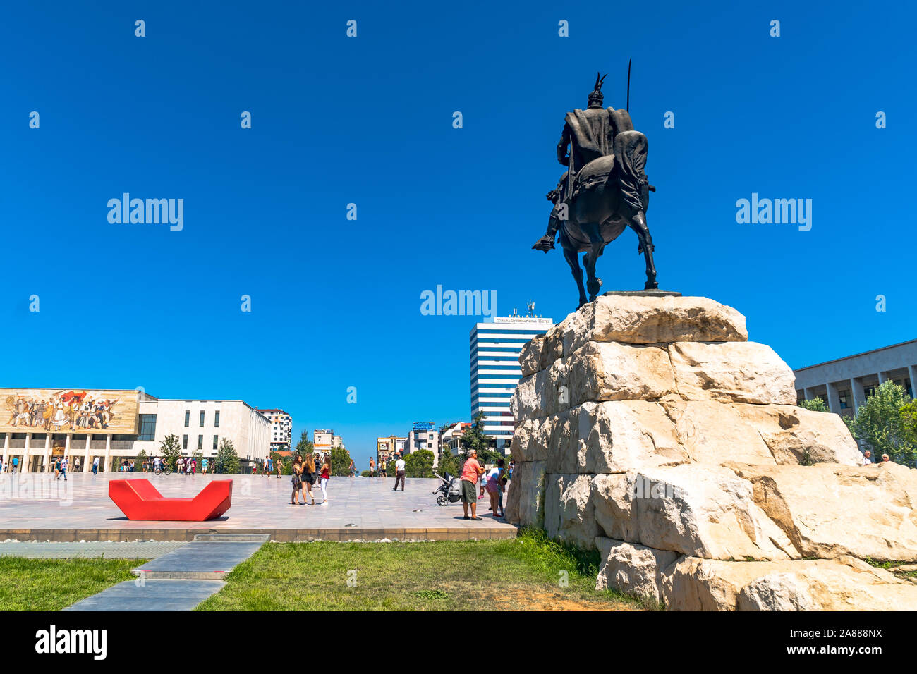 TIRANA, ALBANIA - 6 agosto 2019 : Skanderbeg monumento e scultura su Piazza Skanderbeg. Questo è nella capitale dell'Albania. Foto Stock