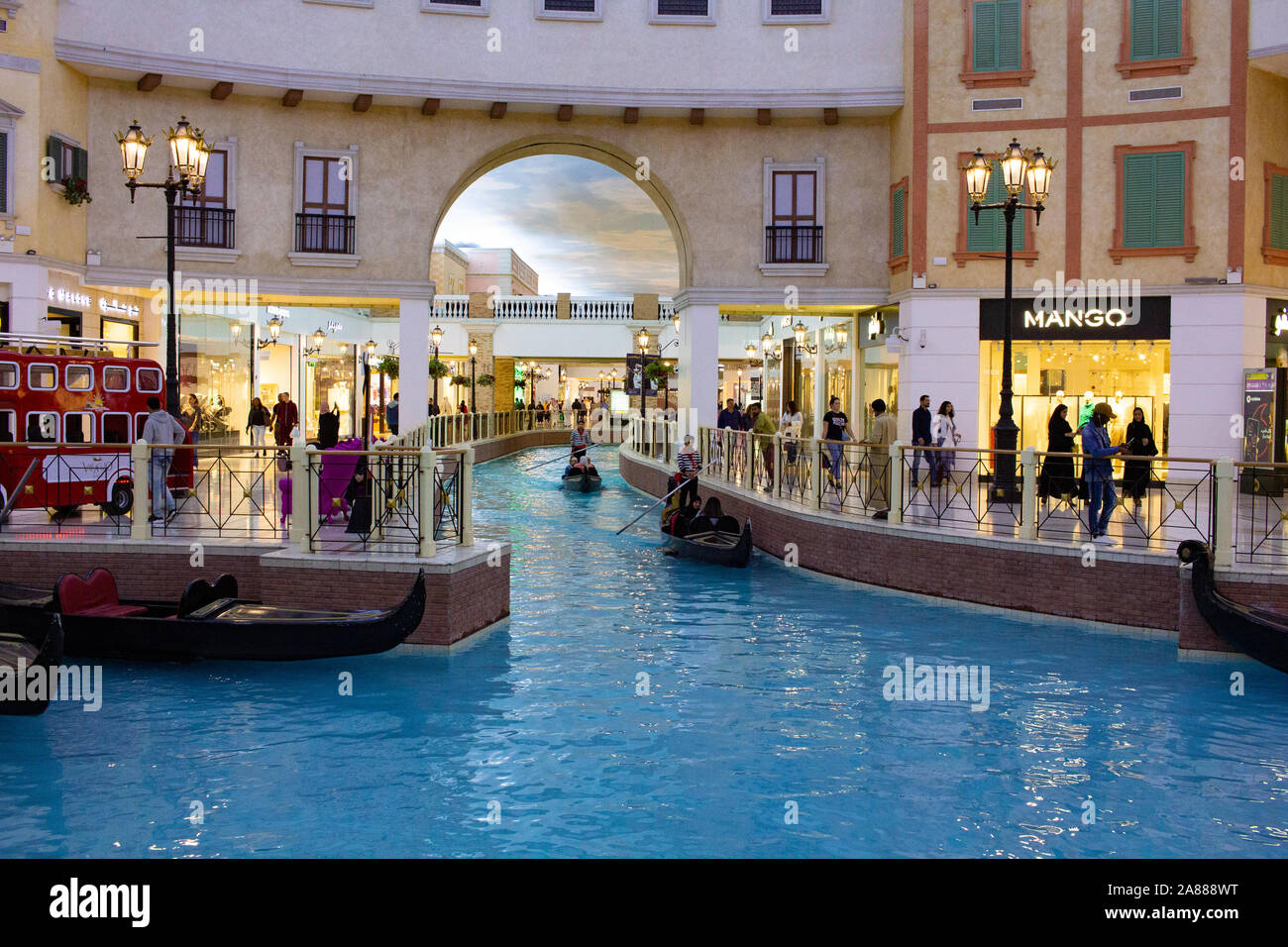Venezia canal nel Villaggio Mall, il centro commerciale nella zona di aspirano. Marchi di lusso, negozi costosi e i negozi esclusivi di Doha shopping mall in veneziano Foto Stock
