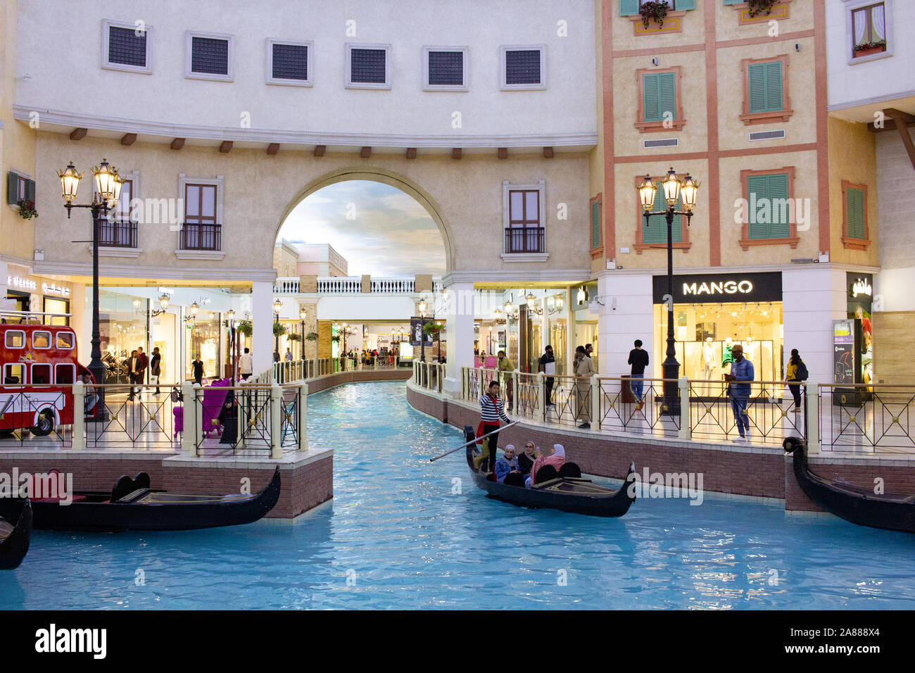 Venezia canal nel Villaggio Mall, il centro commerciale nella zona di aspirano. Marchi di lusso, negozi costosi e i negozi esclusivi di Doha shopping mall in veneziano Foto Stock