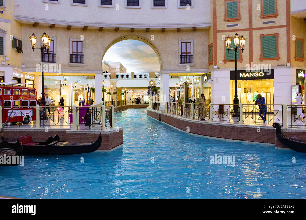 Venezia canal nel Villaggio Mall, il centro commerciale nella zona di aspirano. Marchi di lusso, negozi costosi e i negozi esclusivi di Doha shopping mall in veneziano Foto Stock