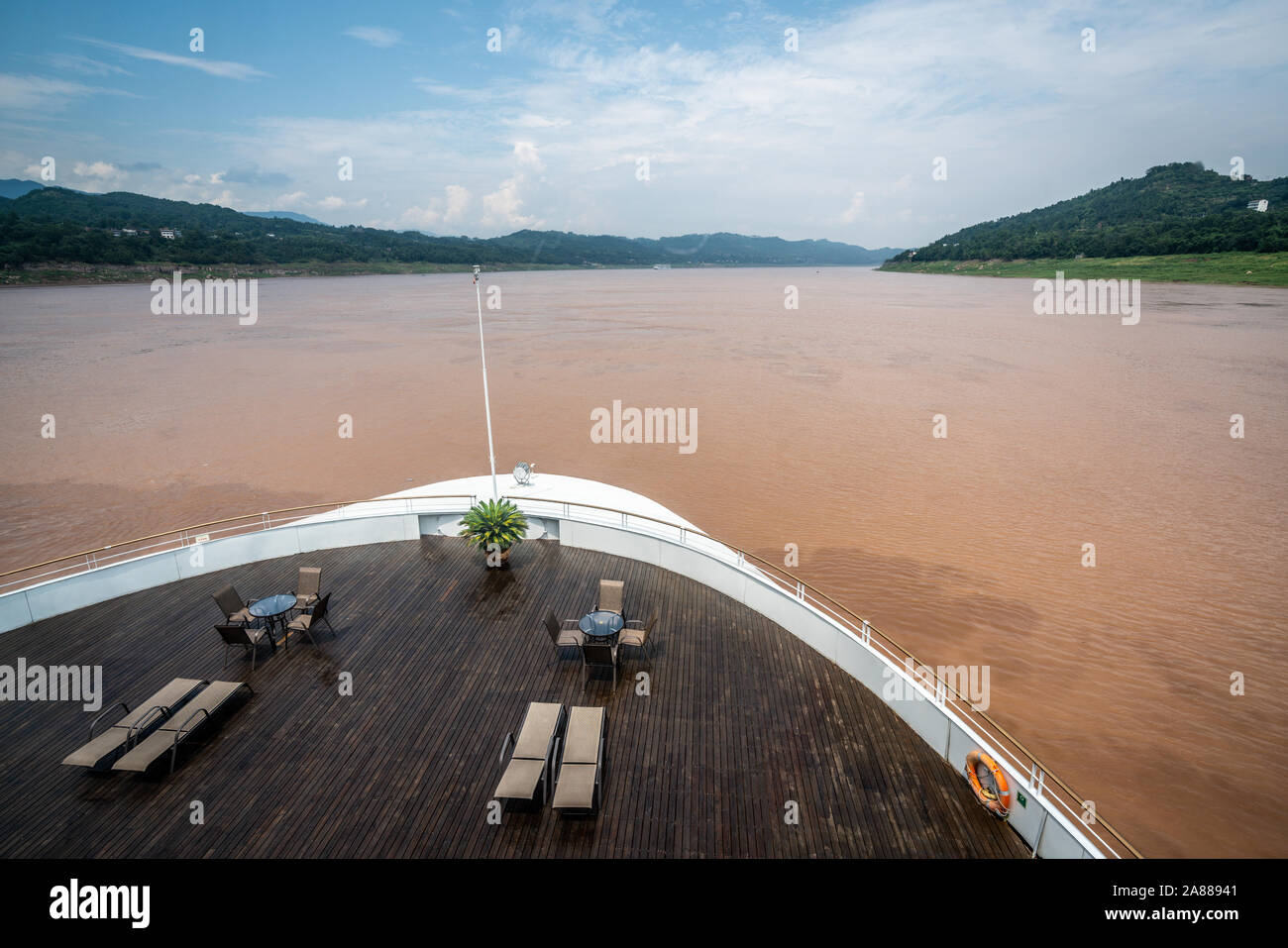 Parte anteriore di una nave da crociera su terreni fangosi fiume Yangtze durante il periodo estivo in Cina Foto Stock