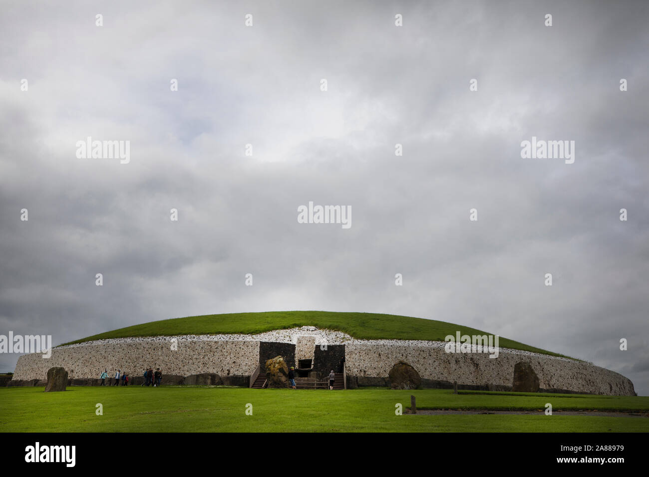 Megalitico di Newgrange tumulo e pietre permanente, nella contea di Meath, Repubblica di Irlanda Foto Stock
