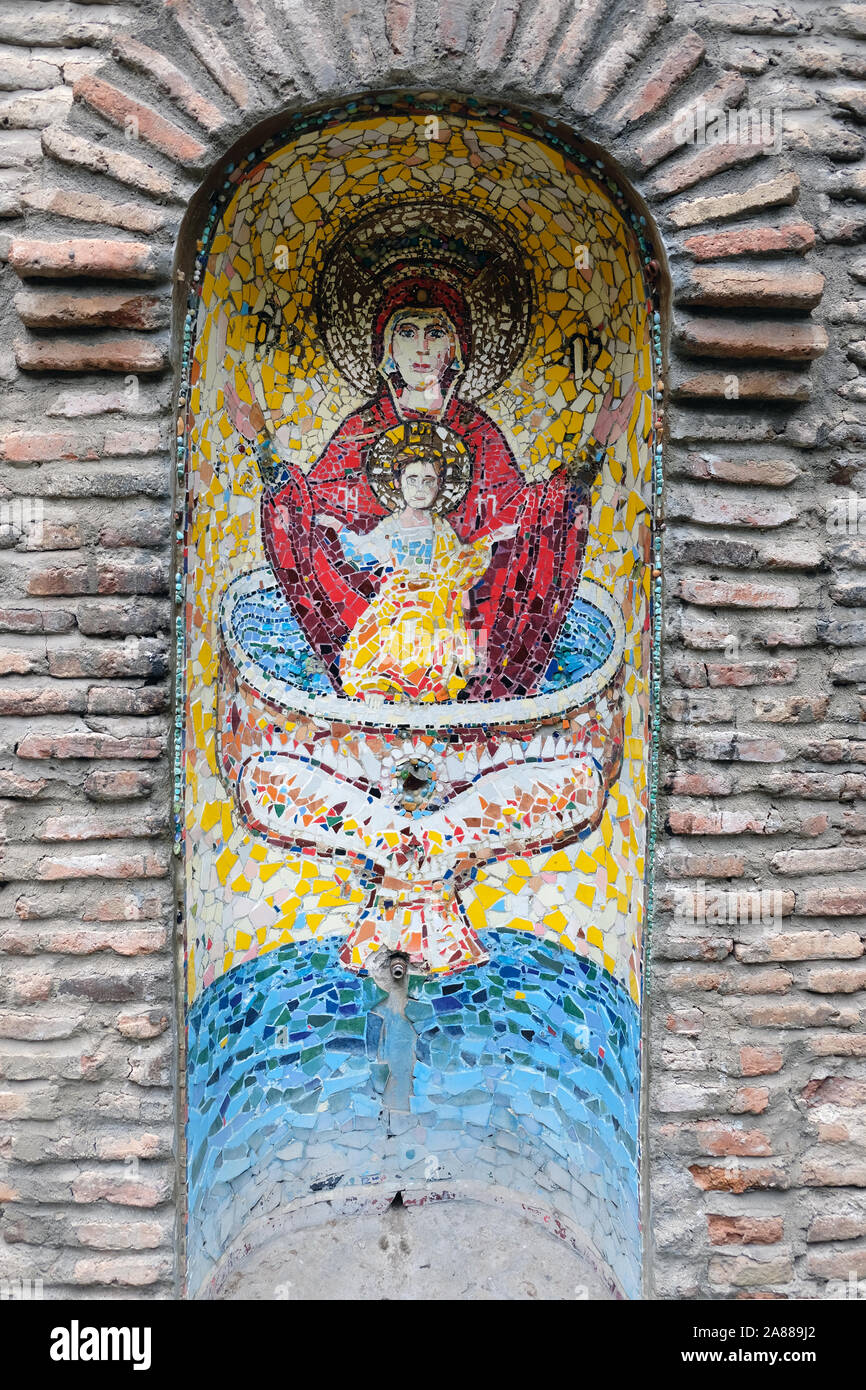 Icona della Madre di Dio recipiente sommerso su un muro di mattoni. Icona della Madre di Dio recipiente sommerso sulla parete di un antico tempio. Ortodossia e r Foto Stock