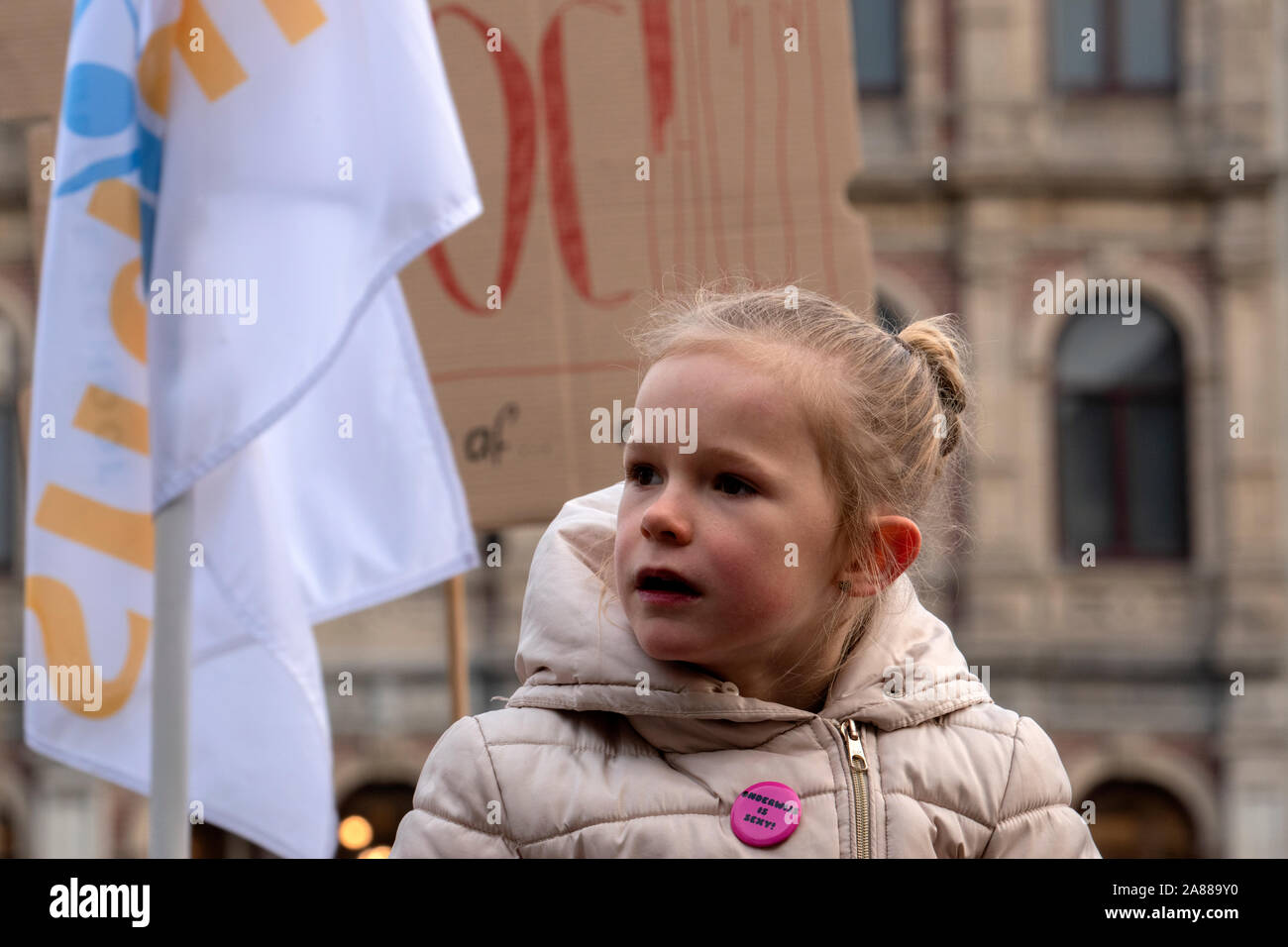 Ragazza dimostrando per una migliore educazione a Dam Square Amsterdam Paesi Bassi 2019 Foto Stock