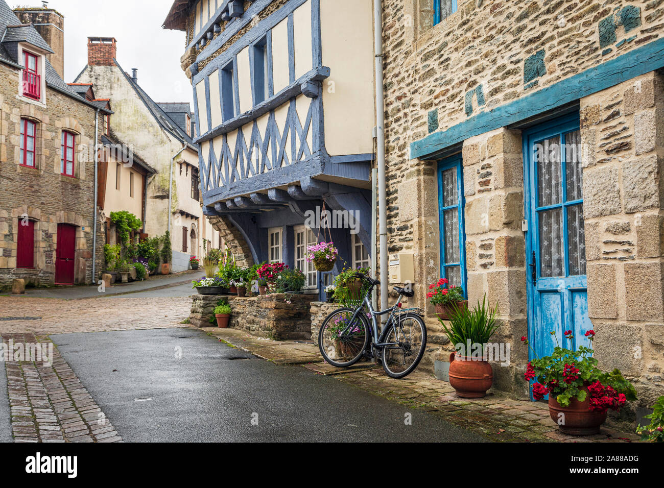 Una delle vecchie strade medievali in Josselin, Morbihan, in Bretagna, Francia Foto Stock