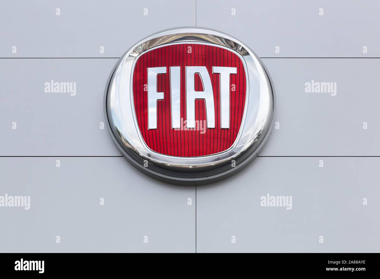 Villefranche, Francia - 22 Settembre 2019: Fiat logo su una parete. Chrysler Fiat Automobiles è un italo-corporation Foto Stock