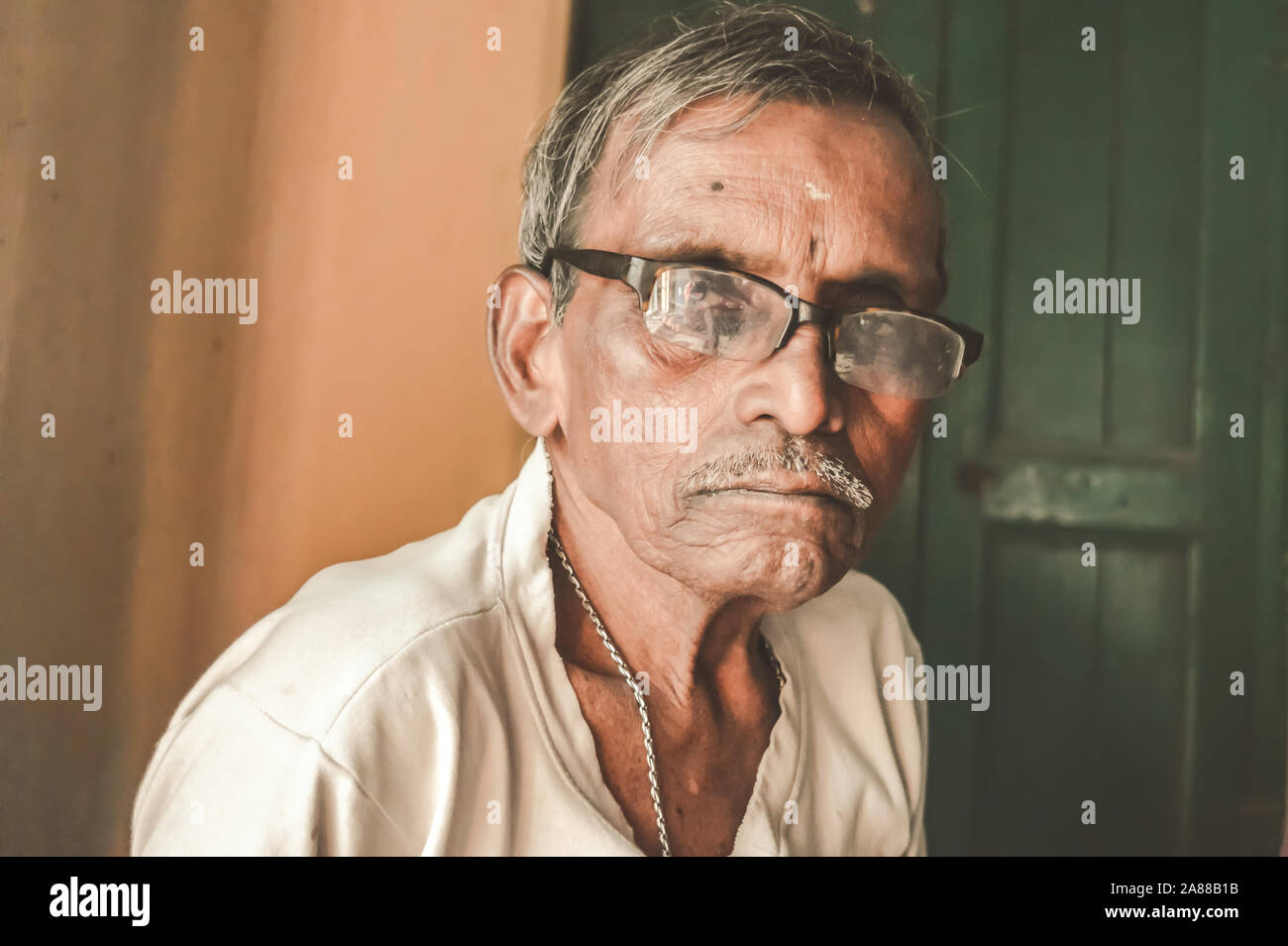Ritratto di un Attivo senior pensionati asiatici ed etnia indiana uomo di 73 anni in piedi e guardando la fotocamera. Foto Stock