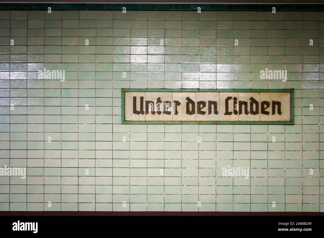 Il viale Unter den Linden stazione ferroviaria, Berlino, Germania. La segnaletica originale per la Berlin stazione della metropolitana ora noto come Brandenburger Tor. Foto Stock