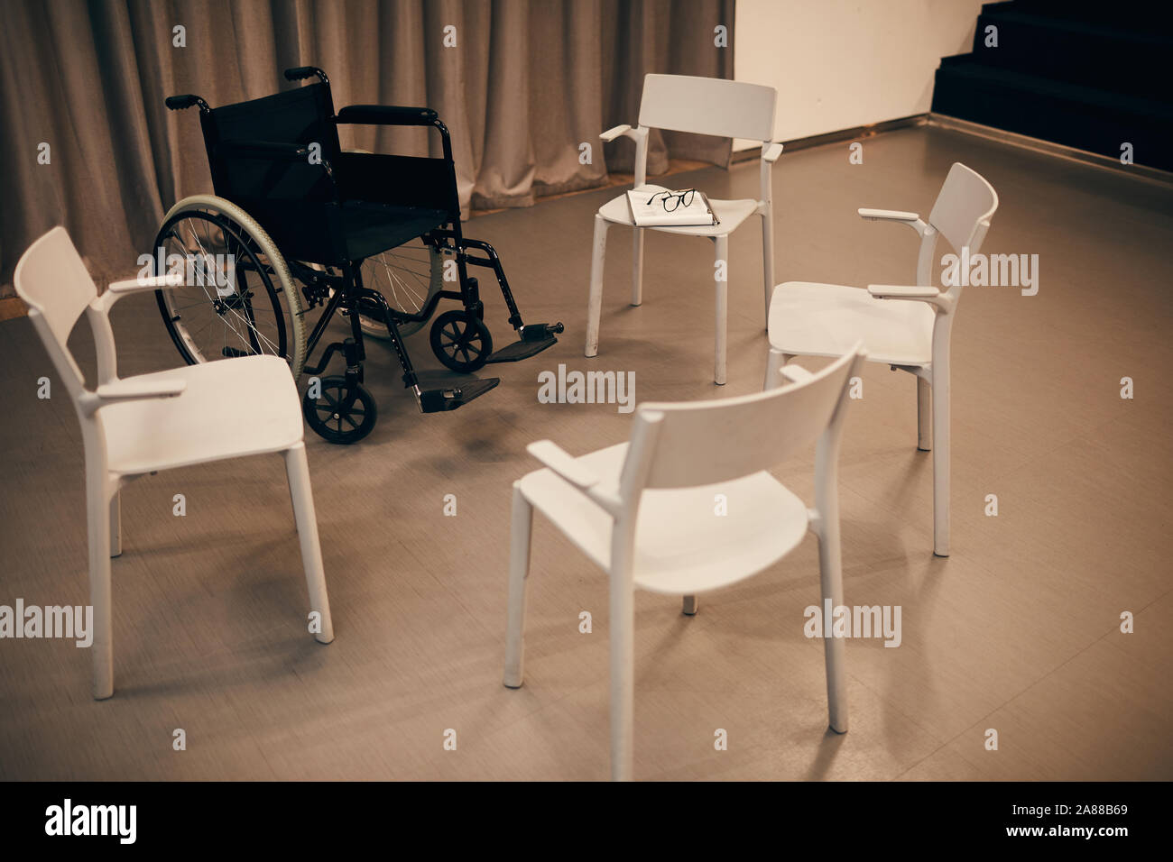 Immagine della stanza vuota con il bianco di sedie e sedie a rotelle preparato per la riunione Foto Stock