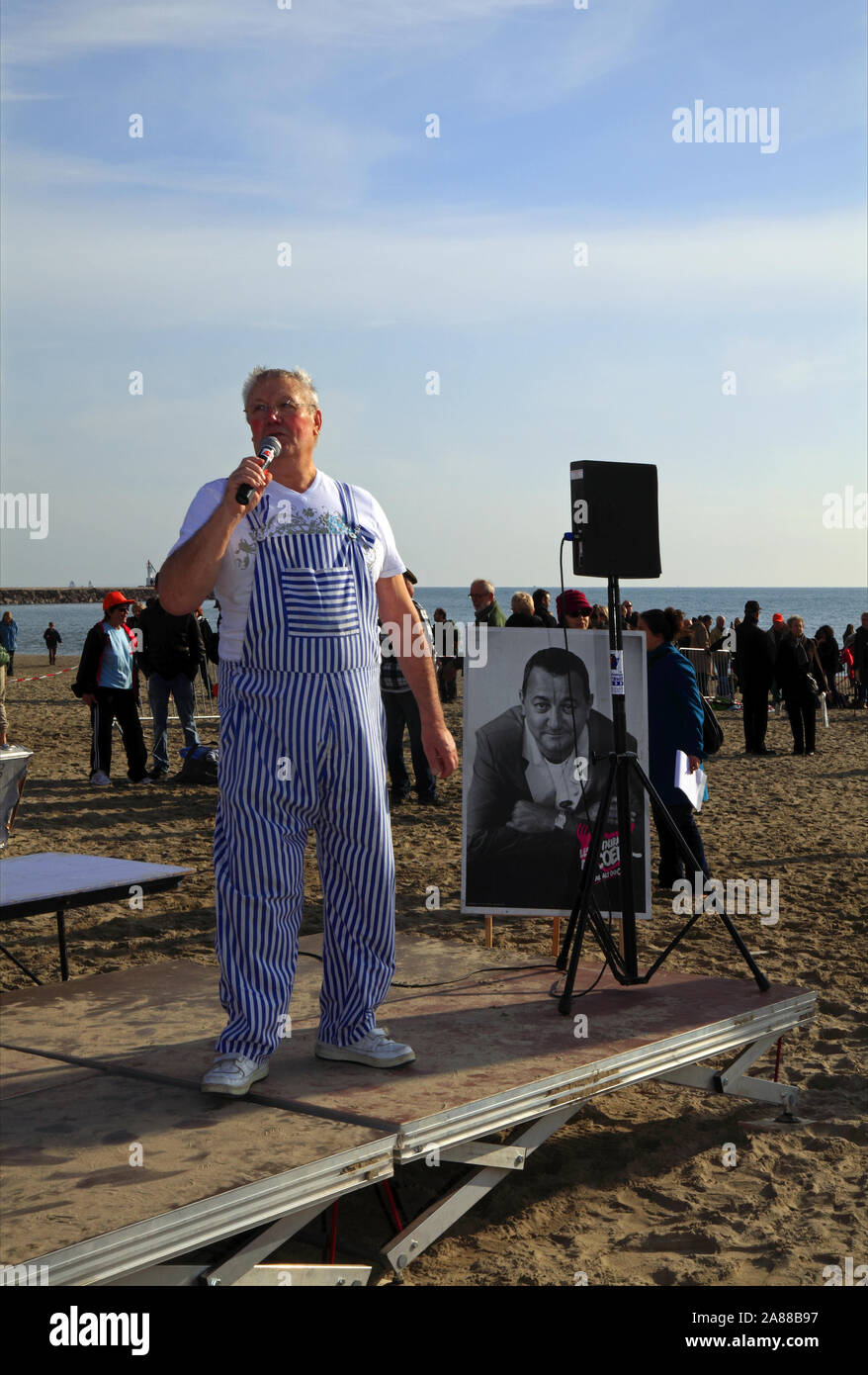 Coluche look-alike, bagno di Natale in favore del ' Ristoranti du Coeur ' organizzata dal Lions Club, Roquilles beach in Carnon, Francia Occitanie Foto Stock