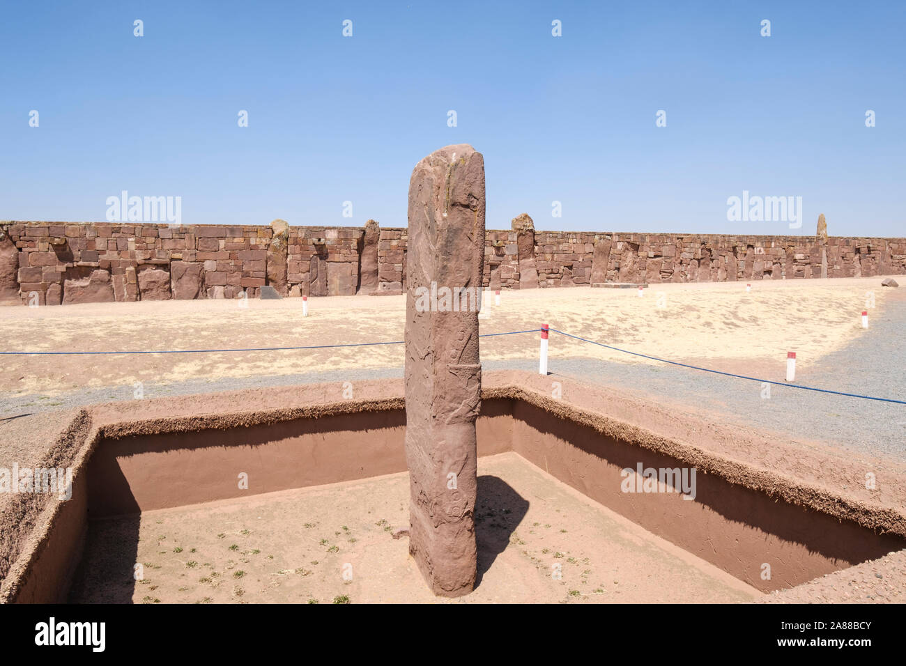 Monolito senza testa a Kalasasaya tempio di Tiwanaku complesso archeologico, Bolivia Foto Stock