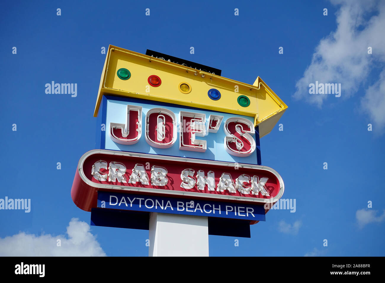 Retrò classico segno per il Joe's Crab Shack su Daytona Beach Main Street Pier, Florida USA Foto Stock