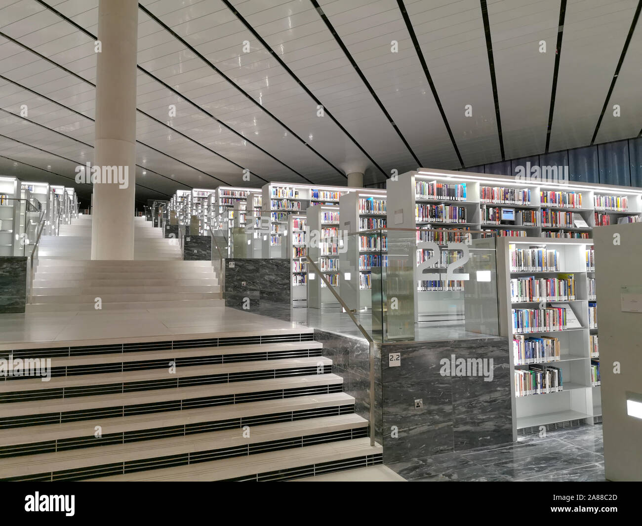 Doha / Qatar - Ottobre 9, 2018: Interno della Biblioteca Nazionale del Qatar, progettato dall architetto olandese Rem Koolhaas, in Qatar capitale Doha. Foto Stock