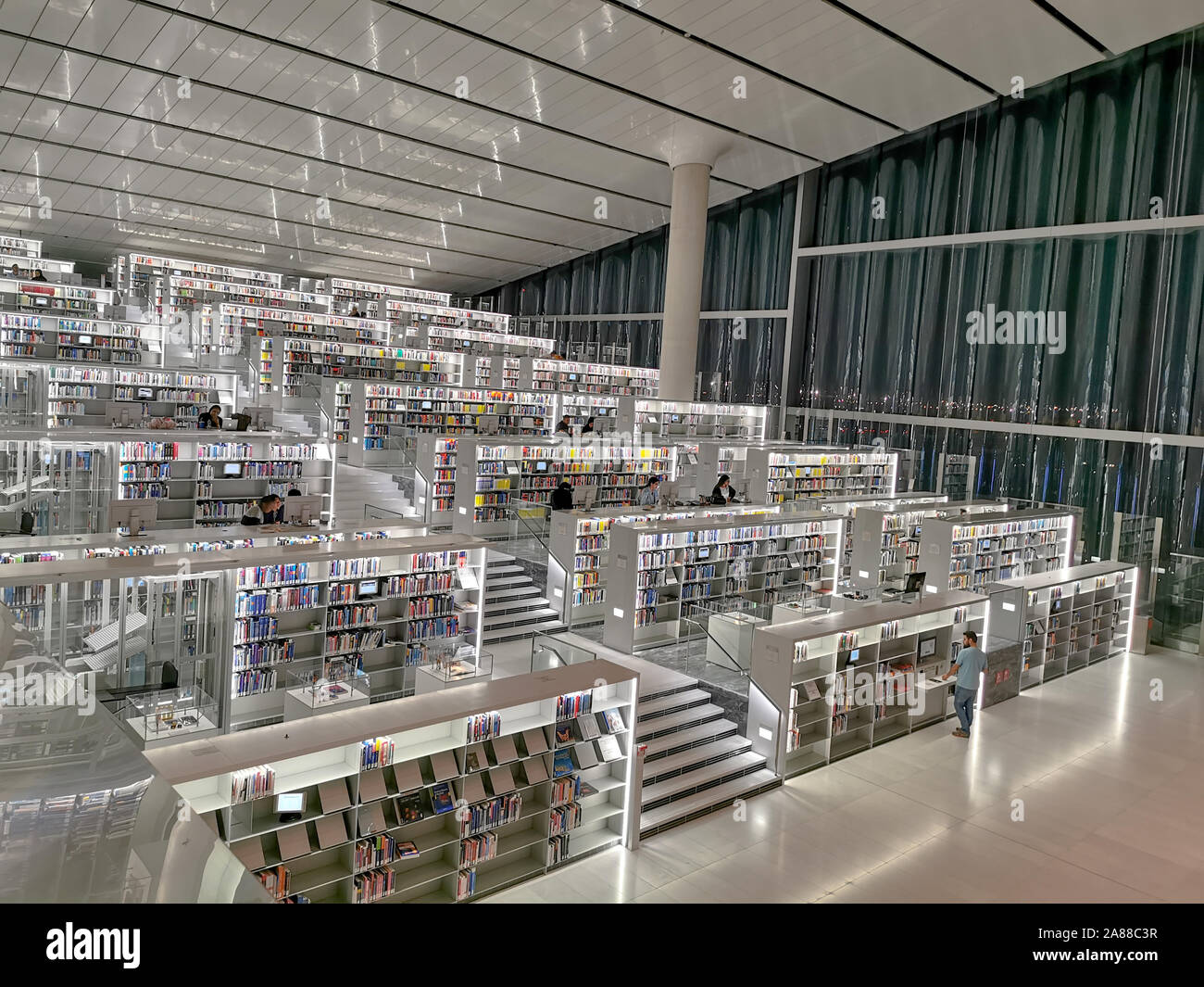 Doha / Qatar - Ottobre 9, 2018: Interno della Biblioteca Nazionale del Qatar, progettato dall architetto olandese Rem Koolhaas, in Qatar capitale Doha. Foto Stock