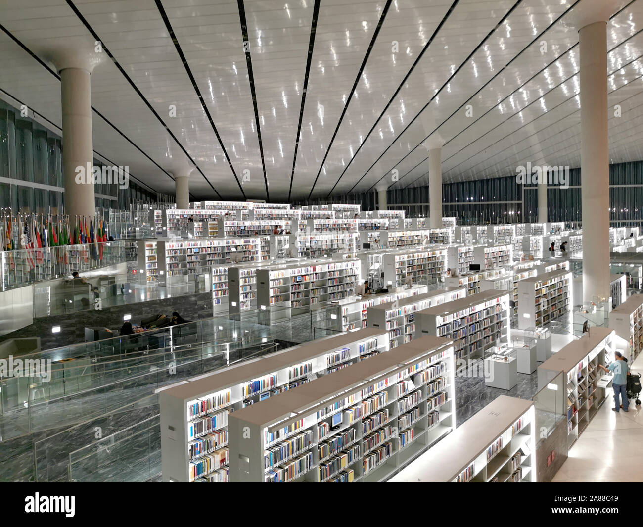 Doha / Qatar - Ottobre 9, 2018: Interno della Biblioteca Nazionale del Qatar, progettato dall architetto olandese Rem Koolhaas, in Qatar capitale Doha. Foto Stock