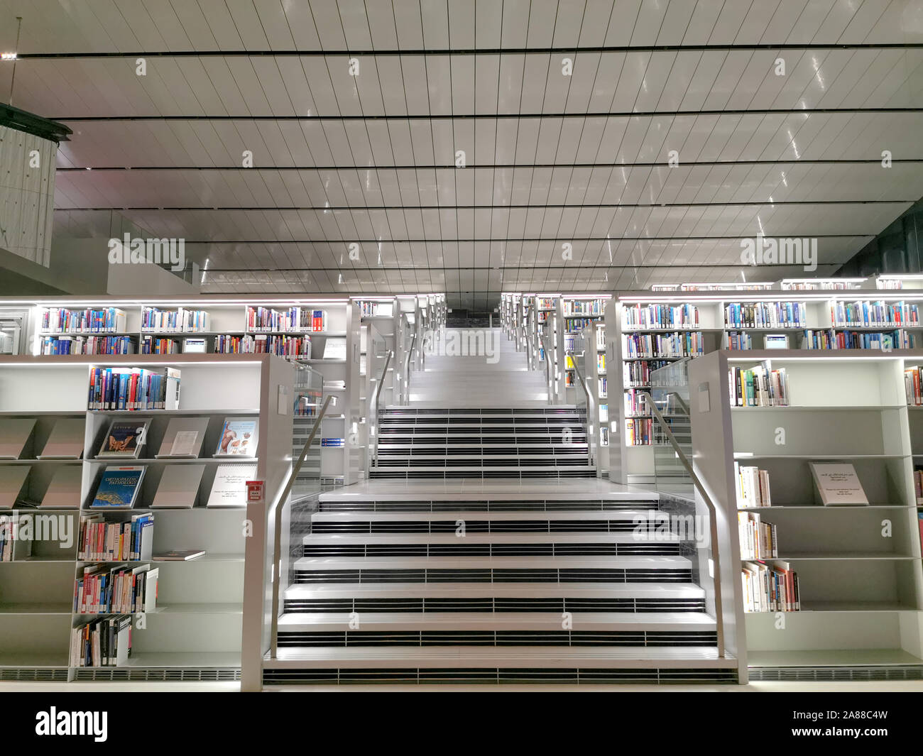 Doha / Qatar - Ottobre 9, 2018: Interno della Biblioteca Nazionale del Qatar, progettato dall architetto olandese Rem Koolhaas, in Qatar capitale Doha. Foto Stock