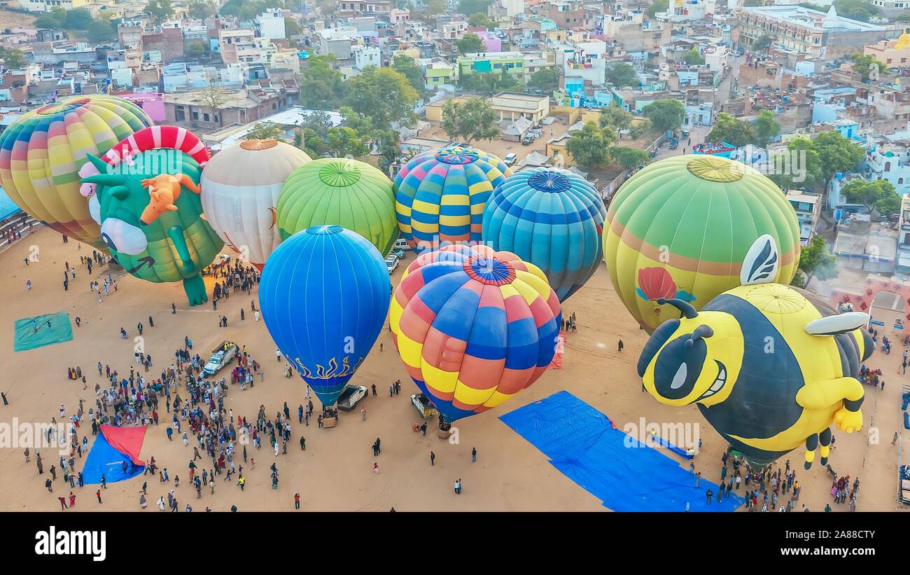 Una variopinta scena del cammello di Pushkar Fair, con una veduta aerea di 10 i palloni ad aria calda si prepara a sollevarsi da terra. Foto Stock